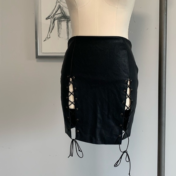 Olivaceous Double Lace Up Side Short Black Skirt - Picture 4 of 8